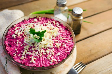 Bir kürk manto maydanoz ile beyaz tabakta altında geleneksel Rus ringa balığı.