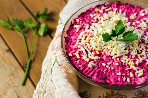 Bir kürk manto maydanoz ile beyaz tabakta altında geleneksel Rus ringa balığı.