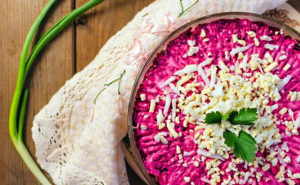 Bir kürk manto maydanoz ile beyaz tabakta altında geleneksel Rus ringa balığı.