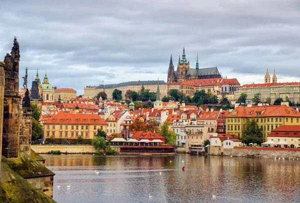 Prague, Bohemia, Czech Republic. Hradcany is the Praha Castle with churches, chapels, halls and towers from every period of its history — Stock Photo, Image