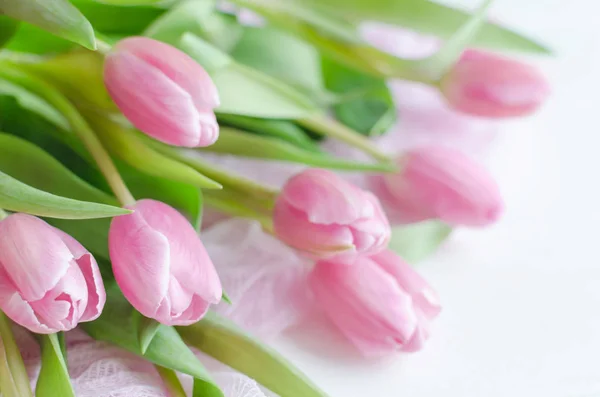 Flor de primavera. Ramo de tulipanes rosados lugar sobre fondo de madera blanca. — Foto de Stock