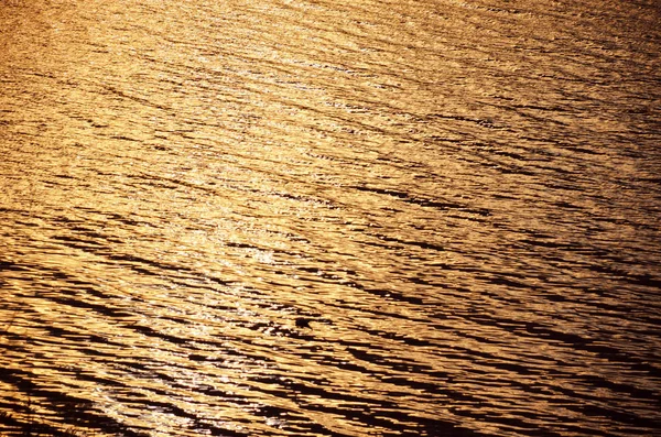 Wasseroberfläche im Licht der untergehenden Sonne — Stockfoto