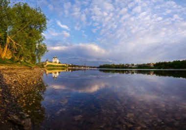 Pskov Kremlin ve Velikaya nehir Büyük ve Pskov akşam. Rusya.