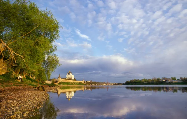 Pskov Kremlin y el río Velikaya el Grande y Pskov por la noche. Rusia . —  Fotos de Stock