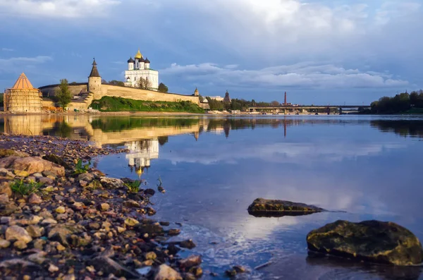 Pskov Kremlin en Velikaya rivier de grote en Pskov in de avond. Rusland. — Stockfoto