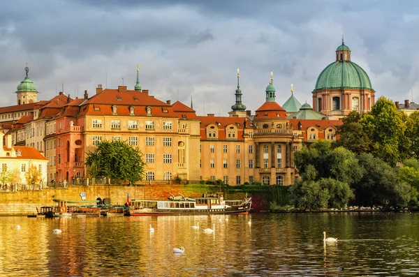 Живописный весенний вид на Старый Город и Карлов мост через реку Влтаву в Праге, Чехия — стоковое фото