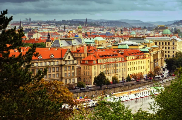 Scenic spring view of the Old Town pier architecture and Charles Bridge over Vltava river in Prague, Czech Republic — Stock Photo, Image