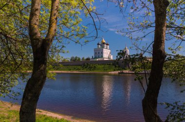 Pskov Kremlin ve Velikaya nehir Büyük ve Pskov akşam. Rusya.