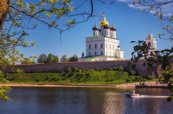 Pskov Kremlin en Velikaya rivier de grote en Pskov in de avond. Rusland. — Stockfoto