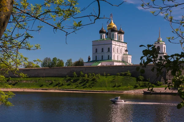 Pskov Kremlin en Velikaya rivier de grote en Pskov in de avond. Rusland. — Stockfoto