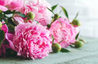 Beyaz ahşap masa üzerinde pembe şakayık çiçekler. kadın gün veya düğün arka plan.