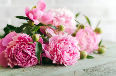 Beyaz ahşap masa üzerinde pembe şakayık çiçekler. kadın gün veya düğün arka plan.