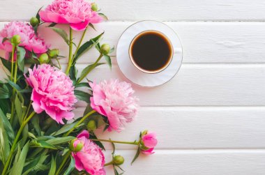 Beyaz ahşap masa üzerinde pembe şakayık çiçekler. kadın gün veya düğün arka plan.