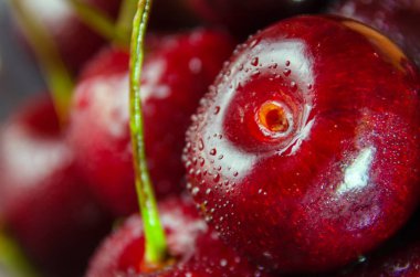Taze kiraz meyvelerini su damlalarıyla kapatın..
