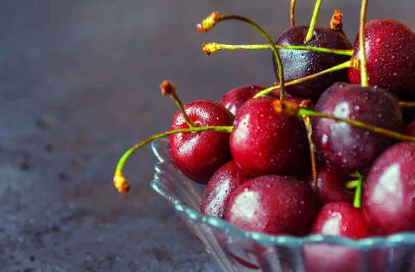 Крупный план свежих вишневых ягод с капельками воды. — стоковое фото