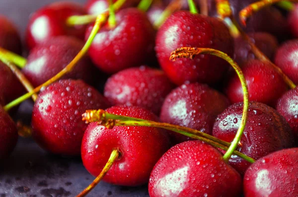Nær ferske kirsebærbær med vanndråper. – stockfoto