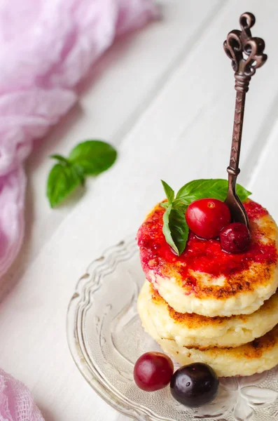 Cottage cheese pancakes on a dark background. Syrniki with fresh mint. Pancakes with cottage cheese on a lilac plate . Homemade food. — Stock Photo, Image