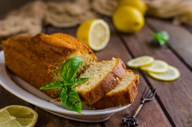 Limonlu limonlu ahşap arka planda limonlu kek.