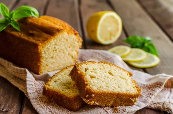 Limonlu limonlu ahşap arka planda limonlu kek.