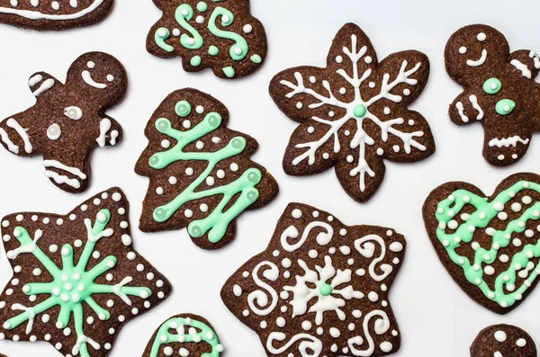 Galletas de jengibre sobre fondo blanco. Copo de nieve, estrella, hombre, formas del corazón . — Foto de Stock