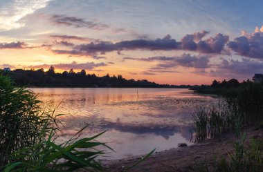 Nehir üzerinde güzel gün batımı. Gevşeme ve meditasyon konsepti.