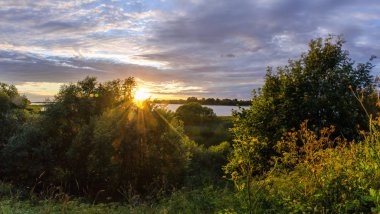 Nehir üzerinde güzel gün batımı. Gevşeme ve meditasyon konsepti.
