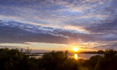 Nehir üzerinde güzel gün batımı. Gevşeme ve meditasyon konsepti.