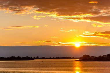 Nehir üzerinde güzel gün batımı. Gevşeme ve meditasyon konsepti.