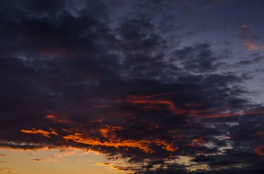 Güzel dramatik gökyüzü. Gün batımı zamanı. Portakal ve leylak.