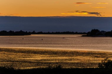 Nehir üzerinde güzel gün batımı. Gevşeme ve meditasyon konsepti.