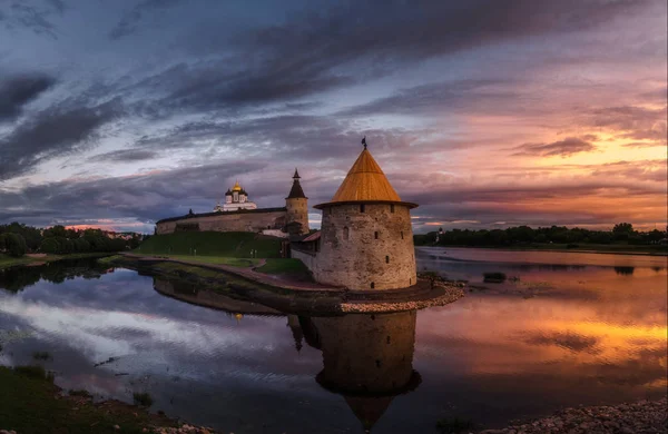 Nehir kıyısındaki antik kale. - Rusya. Pskov Kremlin. Pskov gün batımı.