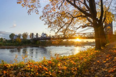 Asma köprü nehir ve tapınağın sahilde