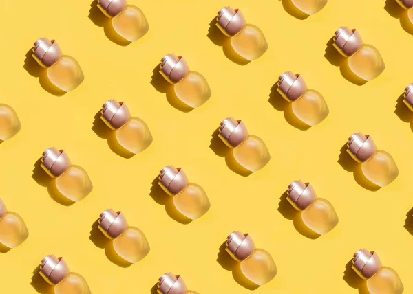 Parfümflaschen Muster Auf Gelbem Hintergrund Flatlay Ansicht Von Oben — Stockfoto
