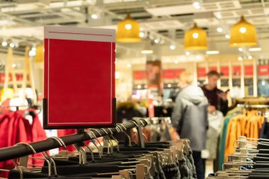 Mockuo 'nun yeri. Alışveriş merkezindeki günlük kıyafet mağazası - satış, alışveriş, arka planda bulanık insanlar.