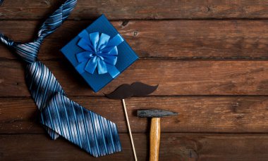 Mutlu Babalar Günü hediye kutuları. Kaba ahşap arka planda kravatlı..