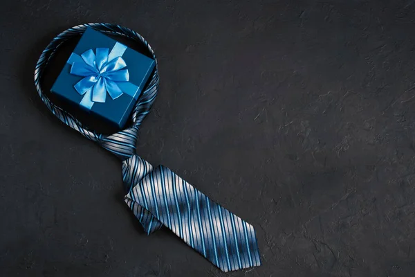 Babalar Günü 'nüz kutlu olsun. Arkaplanda mavi kravat var..