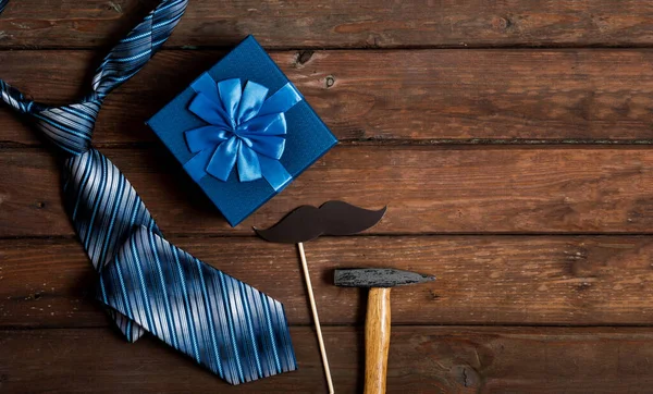 Mutlu Babalar Günü hediye kutuları. Kaba ahşap arka planda kravatlı..