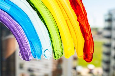 Pencereye boyanmış bir gökkuşağı. Gay Renk Spektrumu