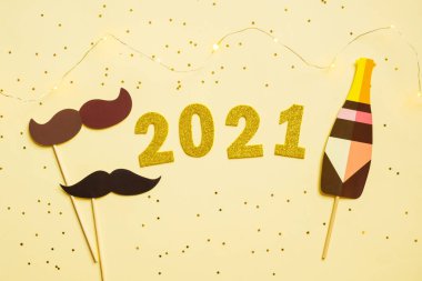 Mutlu yıllar 2021 kutlamaları. Altın rakam 2021, fotoğraf kabini ve yıldızlar. Düz yatıyordu.
