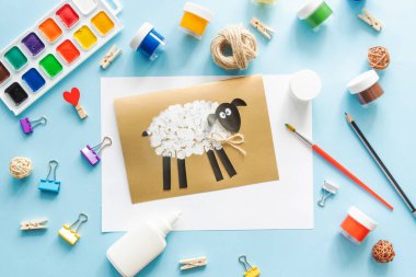 Mavi arka planda 6 Diy al Adha Kuzu Kuzu Bebek Gemisi. Hediye fikri, bayram dekorasyonu. Adım adım. Üst Manzara. Süreç çocuk zanaatı.