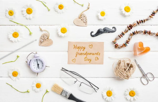 Mutlu büyükanneler ve büyükbabalar günü. Beyaz arkaplanda çiçekler — Stok fotoğraf