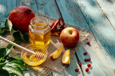 Elma ve bal ve nar, Yahudi Yeni Yılı 'nın geleneksel yiyeceği - Rosh Hashana.