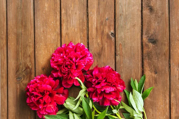Jasne Kwiaty Piwonii Brązowym Drewnianym Stole Dzień Kobiet Lub Tło — Zdjęcie stockowe