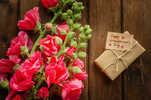 Прекрасная карта с красными цветами виселицы, подарочная коробка и ремесла. — стоковое фото