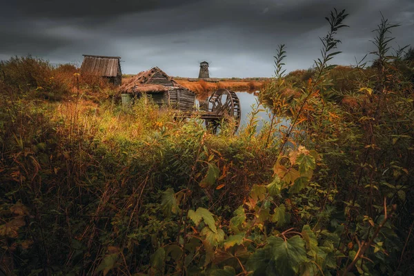 Moinho de madeira. Dia de outono nublado em uma aldeia moinho rural. — Fotografia de Stock