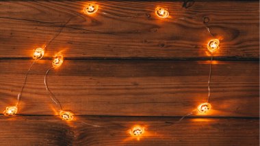 Sarı arkaplanda fotokopi alanı olan ışık çerçevesi. Sonbahar çerçevesi. Cadılar Bayramı geçmişi.