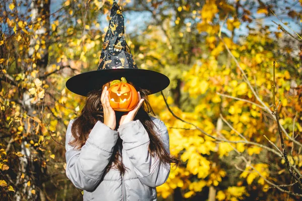 Les Enfants Halloween Petite Fille Avec Jack Lanterne Chapeau Sorcière — Photo