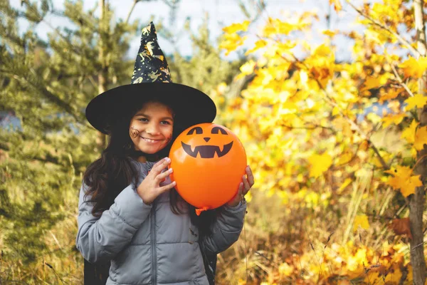 Niños Halloween Retrato Chica Sonriente Con Pelo Castaño Sombrero Bruja — Foto de Stock