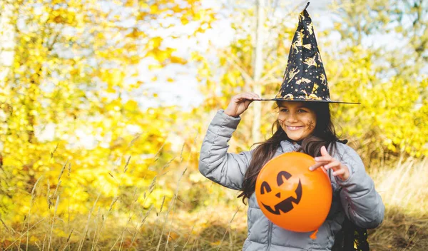 Les Enfants Halloween Portrait Fille Souriante Aux Cheveux Bruns Chapeau — Photo