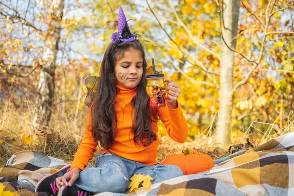 Les Enfants Halloween Portrait Fille Souriante Aux Cheveux Bruns Chapeau — Photo